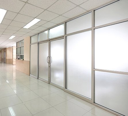 Switchable glass partitions in a school and classroom setting - Royal Tint