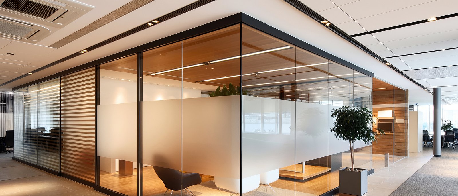 Modern interior with switchable privacy glass partition - Royal Tint