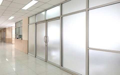 Switchable glass partitions in a school and classroom setting - Royal Tint
